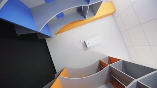 Radiateur électrique mural dans un vestiaire avec armoires