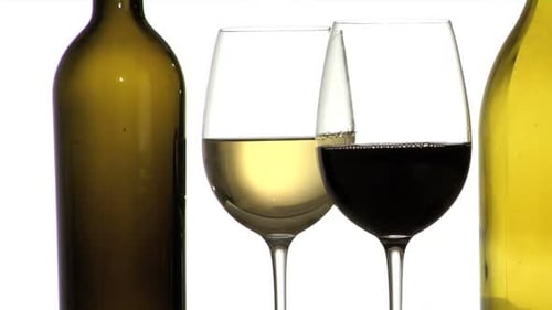 Wein aus der Flasche hautnah in eleganten Gläsern — bereit für ein feines kulinarisches Erlebnis