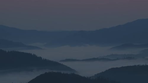 Wolken in den Karpaten bei Sonnenaufgang