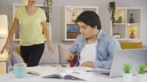 Madre ayudando a su hijo con las clases. Moral y apoyo de la madre a su hijo
.
