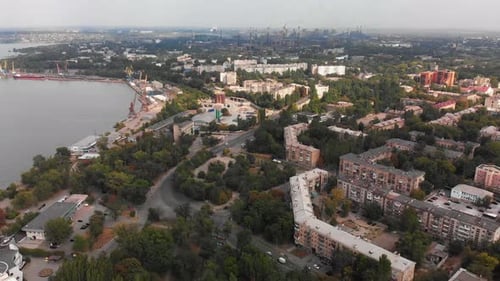 Schöne Luftaufnahme der Stadt Zaporozhye in der Ukraine. Straßen, auf denen Fahrzeuge fahren.