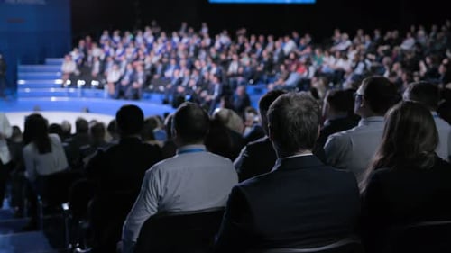 Equipe oficial confiante no fórum econômico lotado para educação estratégica. Conceito de