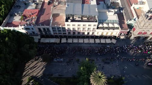 Vídeo aéreo de la marcha del 8M en la ciudad de Puebla. Día Internacional de la Mujer en el centro de Puebla.