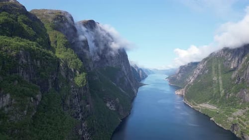 Kjarag, Lisboa, Lisfjorden, Noruega. Vista aérea de una carretera sinuosa que serpentea entre las laderas de las montañas