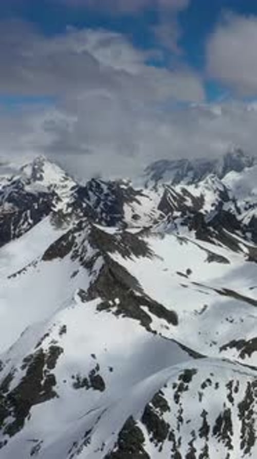 Pintoresca cordillera invernal con nieve blanca y nítida y cielos despejados