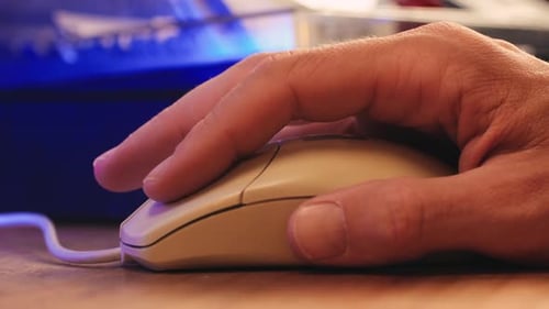 Hombre trabajando y jugando en una computadora retro, ingeniero de TI con una computadora antigua en casa usando una vieja