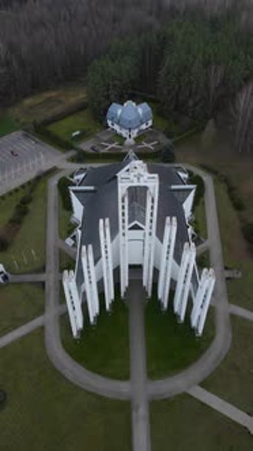 Vue aérienne de l'église entourée de forêts et de sentiers, Lituanie.
