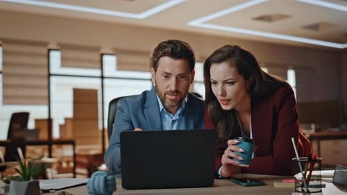 Colegas felizes assistindo ao gabinete de tela de laptop, colegas de trabalho alegres discutindo