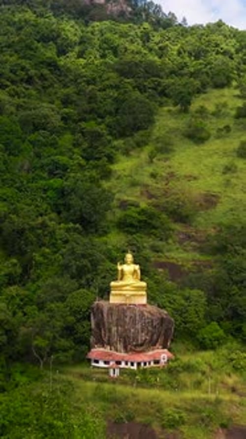 Vue aérienne du temple bouddhiste avec une statue de Bouddha dans les montagnes du Sri Lanka