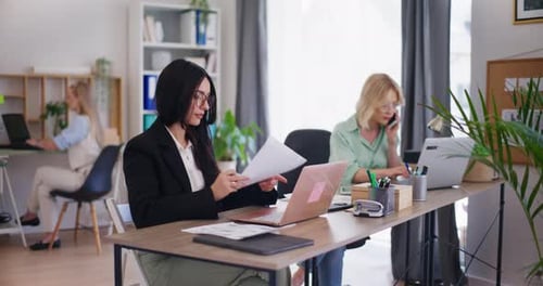 Femme confiante travaillant sur un projet au bureau