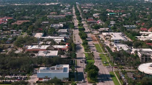 Fotografía con Zumbido de edificios en la ciudad de Naples, Florida, en una fotografía inmobiliaria diurna