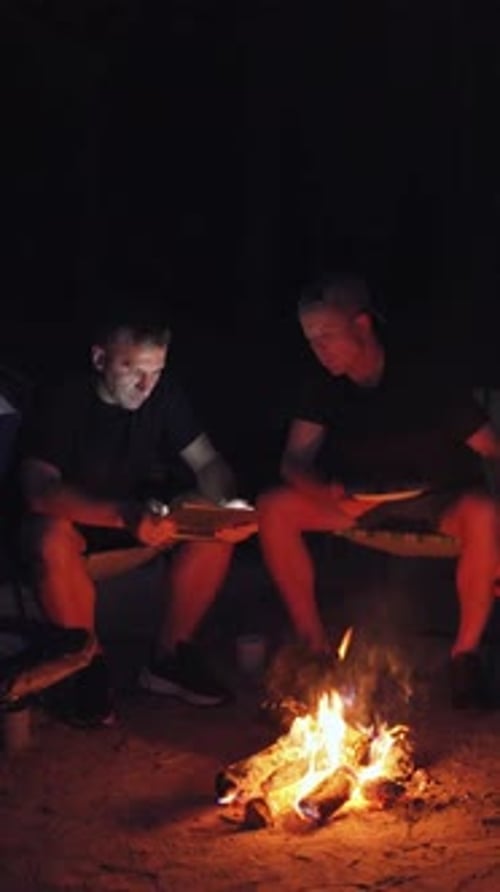 Únase a nosotros para una memorable aventura de campamento de verano, la amistad alrededor de una fogata crea recuerdos duraderos.