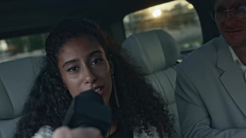 Une célébrité biraciale donne une interview à des paparazzi sur la banquette arrière