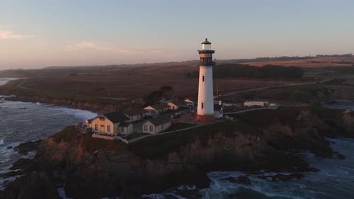 Leuchtturm von Pigeon Point und Küstenlandschaft bei Sonnenuntergang in Kalifornien