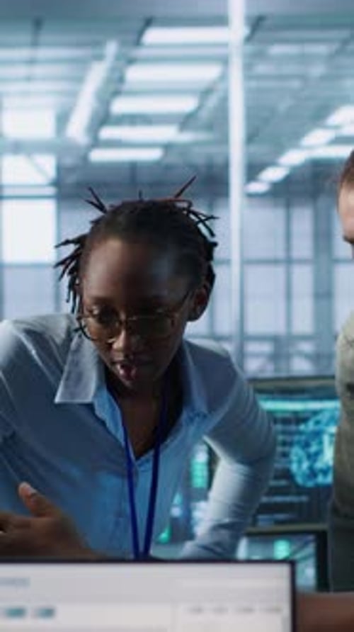 Equipe multiétnica de engenheiros trabalhando no hub de servidores de alta tecnologia