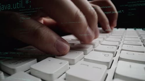 Nahaufnahme einer Hand, die auf einer Computertastatur tippt, umgeben von Strömen von Programmiercode und Daten