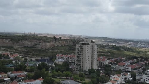 Vídeo aéreo de la ciudad de Rosh Ha'Ain al fondo se puede ver a Migdal Tzedek