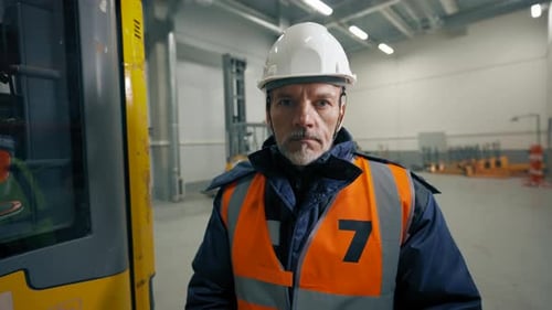 Un homme en uniforme écoute l'intervieweur regarder la caméra