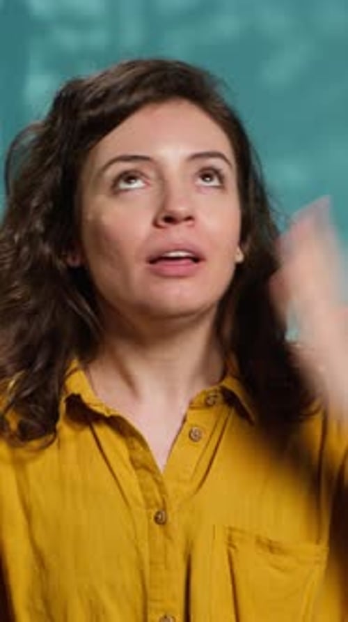 Teléfono móvil de vídeo vertical utilizado para grabar a una mujer alegre chateando con una audiencia en línea