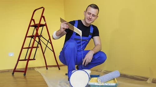 Repair and decorating walls in the house.