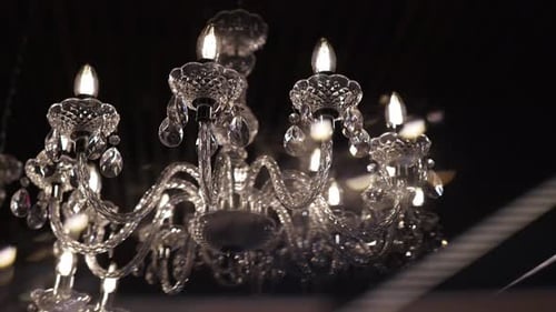 eleganter Kronleuchter, der mit kristalliner Anmut leuchtet