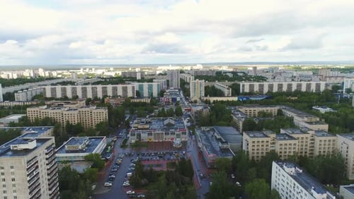 Bewegung über der Stadt mit Quadraten vor bewölktem Himmel