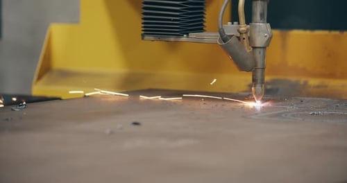 Plasmaschneiden von Metall, CNC-Stahltechnik, Schweißen, Funken, Metallindustrie