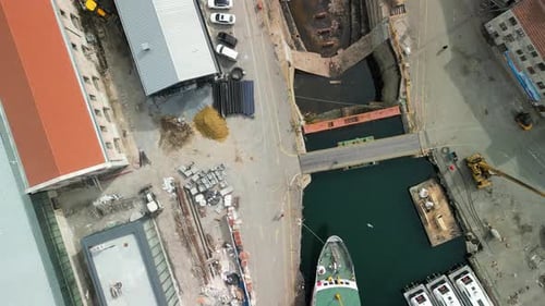 Vue du haut vers le bas du chantier naval d'Istanbul