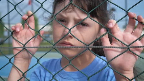 Kleines Mädchen gegen den Krieg am Zaun