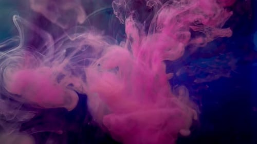Abstrakte Tinte, Spritzfarbe, Wassertropfen, Flüssigkeit, rosa Farbe, blauer Hintergrund