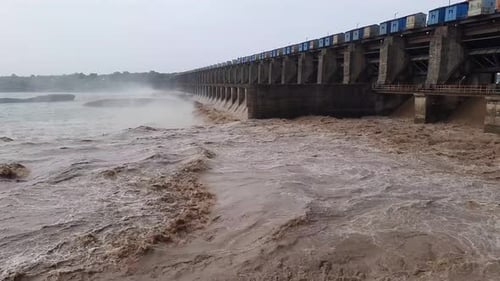 Wasser aus dem Damm eines Wasserkraftwerks ableiten, um ein Überlaufen zu verhindern