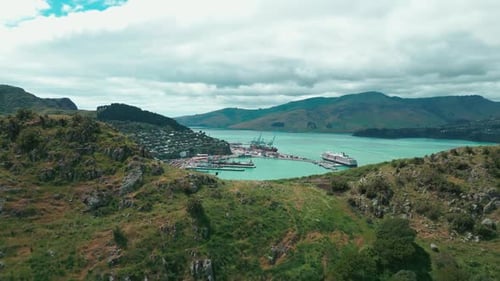 Los Zumbidos de Cass Bay, Nueva Zelanda, se revelan a través de las cimas de las montañas