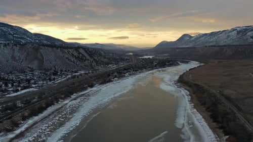 Rivière Thompson enneigée : un paradis hivernal baigné par un spectaculaire coucher de soleil