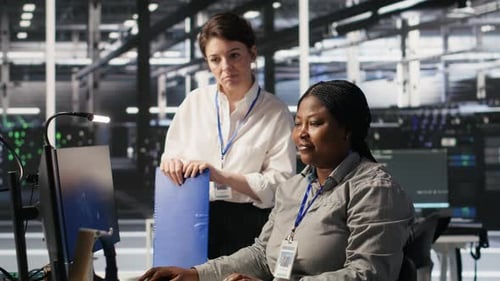 Zufriedener Rechenzentrumsleiter freut sich über die Arbeit des Teams, das KI integriert