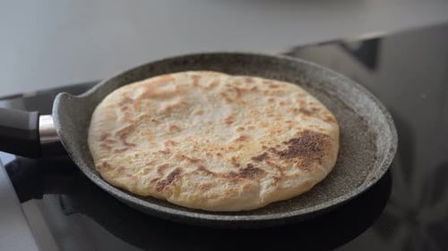 Pitabrot in einer Pfanne kochen