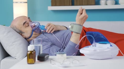 Un homme malade alité est épuisé chez lui.