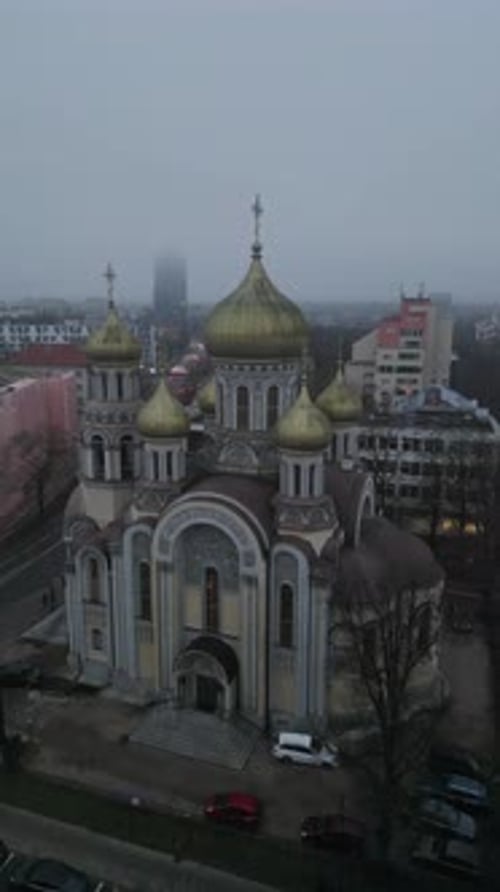 Vista aérea de la iglesia ortodoxa con cúpulas doradas, Lituania.