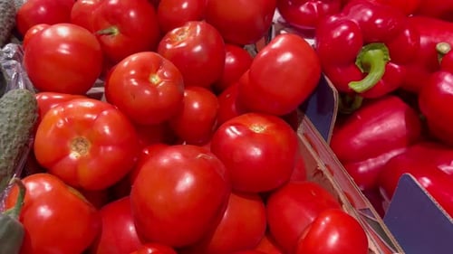 Eine Theke auf einem Gemüsemarkt mit Gemüse der Saison