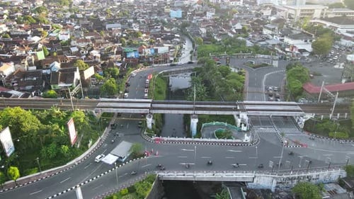 Trafic aérien avec un pont ferroviaire dans la ville de Yogyakarta.