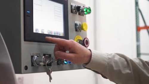 Panel de control de maquinaria a cámara lenta