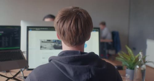 Die Leute arbeiten im Büro an verschiedenen Arbeitsplätzen