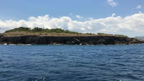 Wunderschöne Ausblicke auf die Küste, die durch das Meer segelt