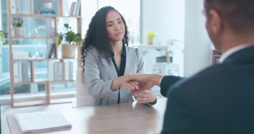 Gens d'affaires, poignée de main et entretien lors d'une réunion, d'un recrutement ou d'un partenariat au bureau