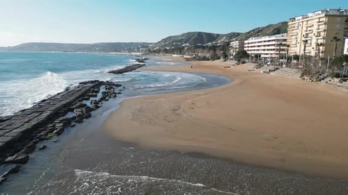 Luftaufnahme des Strandes in der italienischen Stadt Kalabrien, Italien
