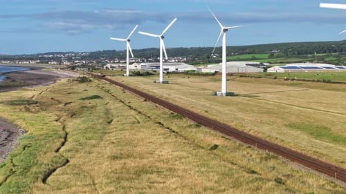 Erneuerbare Windturbinen und Bahnreisen