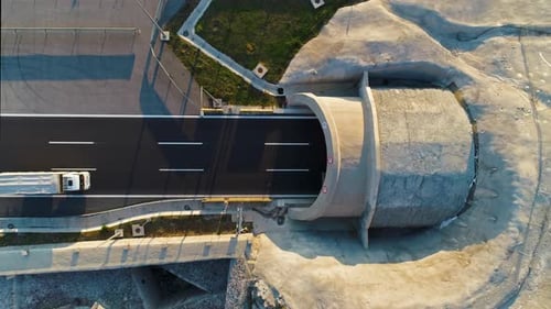 Vue aérienne par Drone des véhicules traversant le tunnel sur l'autoroute