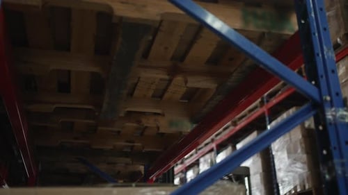 Les employés de la logistique travaillent dans un entrepôt.
