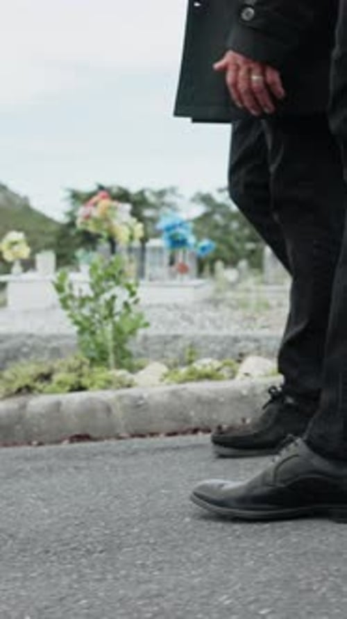 Pies, personas y caminar en el cementerio para el cortejo fúnebre, el luto y la pérdida en la ceremonia