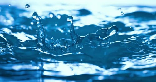 Ralentissement des gouttes d'eau de pluie. Tourné avec une caméra super ralenti à 1000 images par seconde.