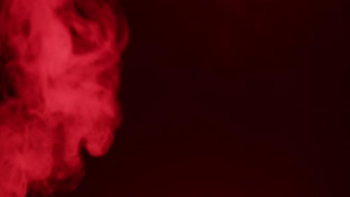 Rauchstruktur auf schwarzem Hintergrund in rotem Neonlicht, rauchender Dampf, Dampfwolken, Nahaufnahme, brennend
